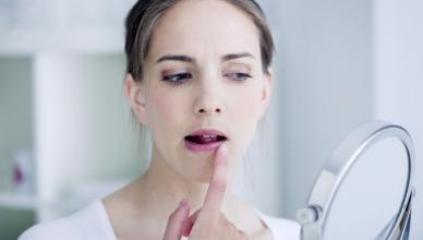 Почему трескаются губы в уголках рта?